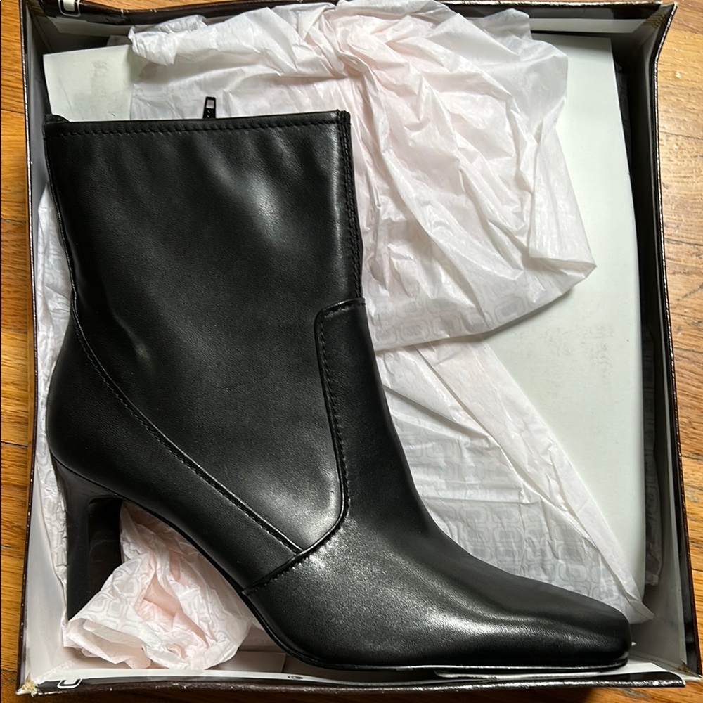 Bandolino Black Heeled Boots Sleek Minimalist Design